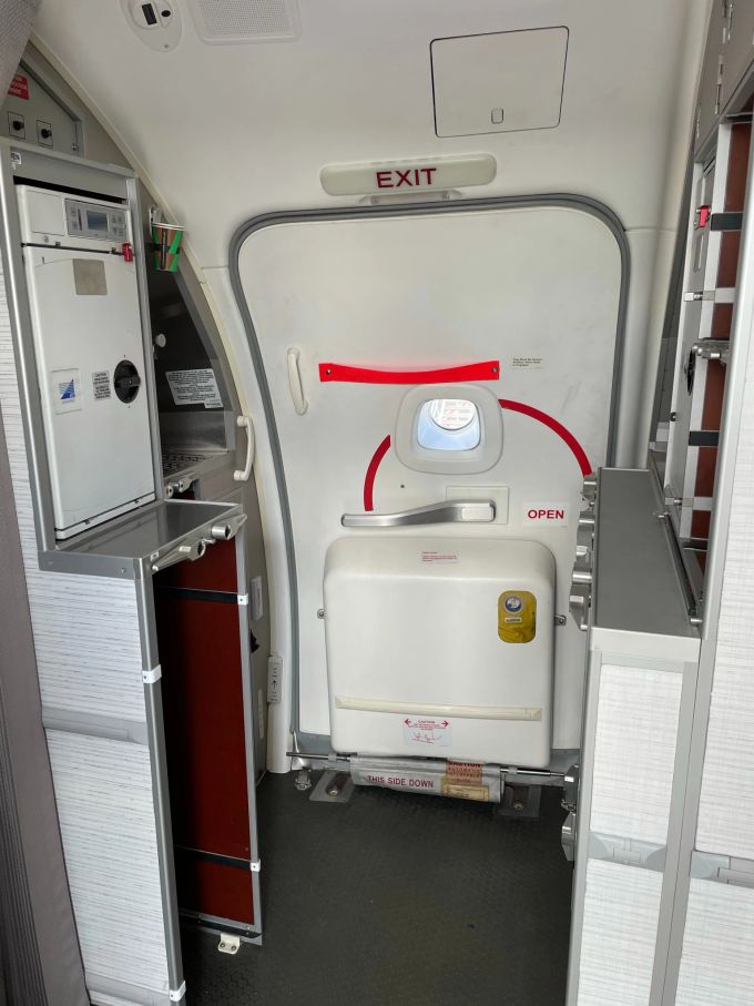Der Notausgang im Flugzeug darf nur im Notfall geöffnet werden. (Archivbild) Notausgan