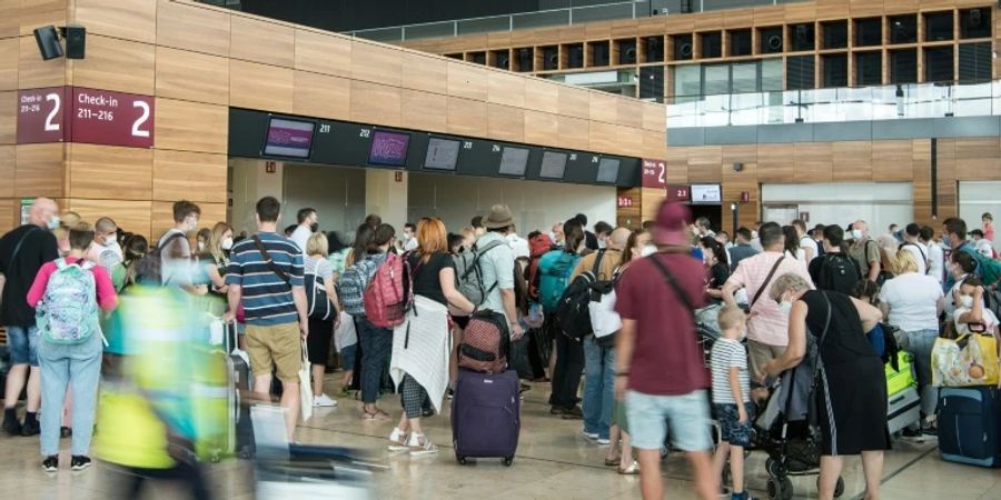 Passagiere auf dem BER im Juli 2021