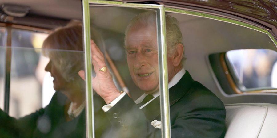 König Charles III. verlässt zusammen mit Königsgemahlin Camilla das Clarence House in Richtung Westminster Hall.