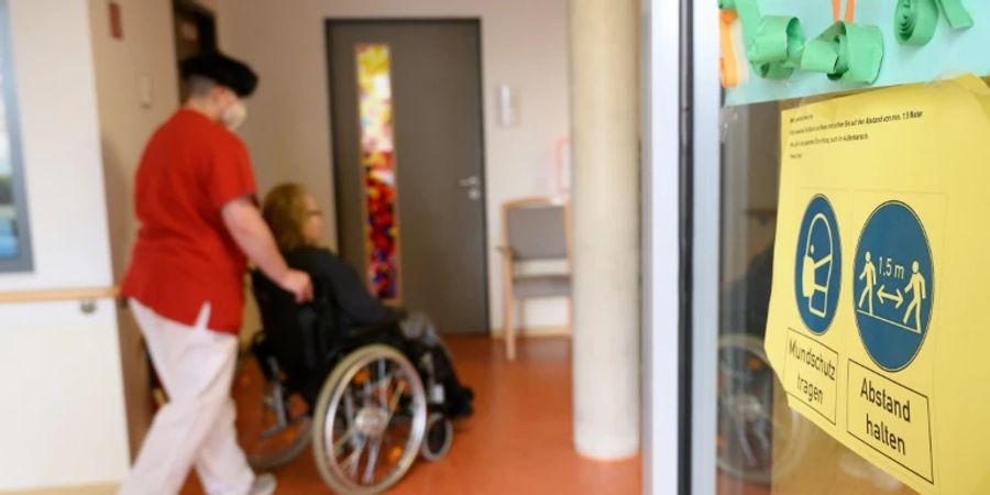 Pflegerin und Bewohner eines Seniorenheims