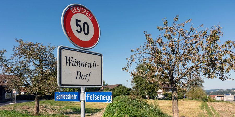 Das Dorfschild von Wünnewil-Dorf.