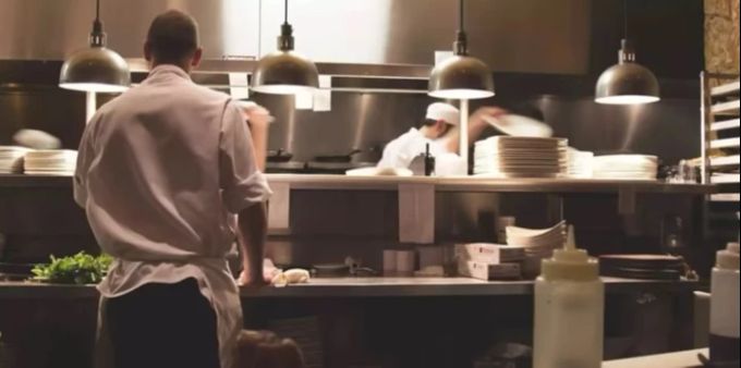 Einer der beiden Flüchtlinge aus dem Ukraine-Krieg arbeitet in der Gastro, der andere bei einem Logistikunternehmen in Schaffhausen. Ukraine Krieg