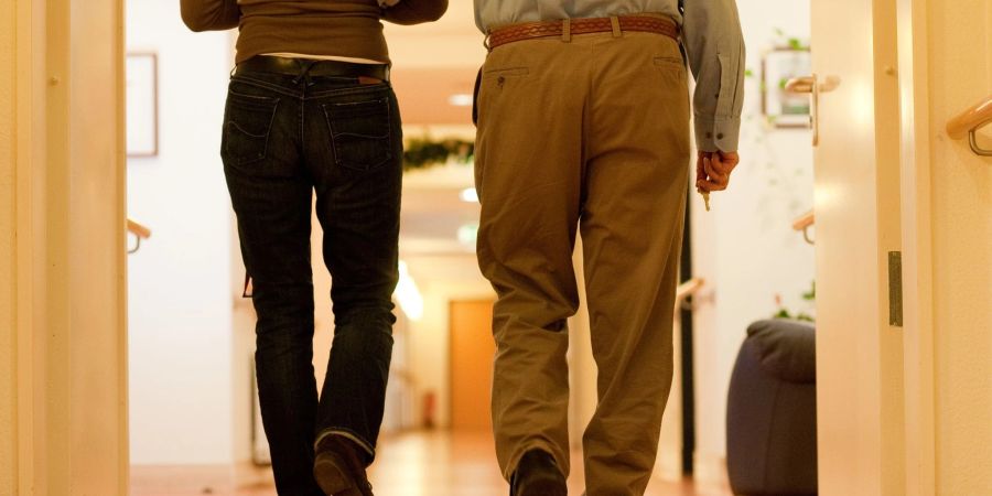 Pflegekräfte sollen besser entlohnt werden: In der Folge kommen auf viele Pflegebedürftige oder deren Angehörige Preissteigerungen zu.