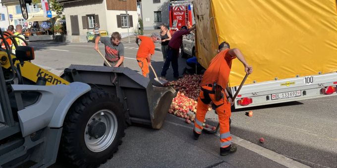 Bubendorf BL: Sachentransportanhänger mit Äpfeln kippt auf die Seite Bubendorf BL: Selbstunfall: Sachentransportanhänger kippt auf die Seit