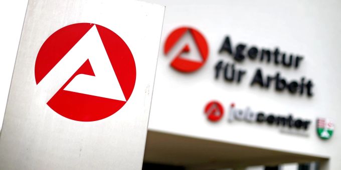 Zum 1. Januar soll das Bürgergeld das heutige Hartz-IV-System ablösen - doch es hagelt Kritik. bürgergeld