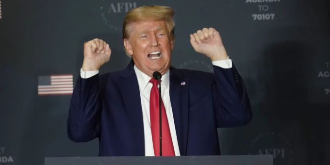 Donald Trump hat von den Behörden seine Reisepässe offenbar zurückbekommen. donald trump
