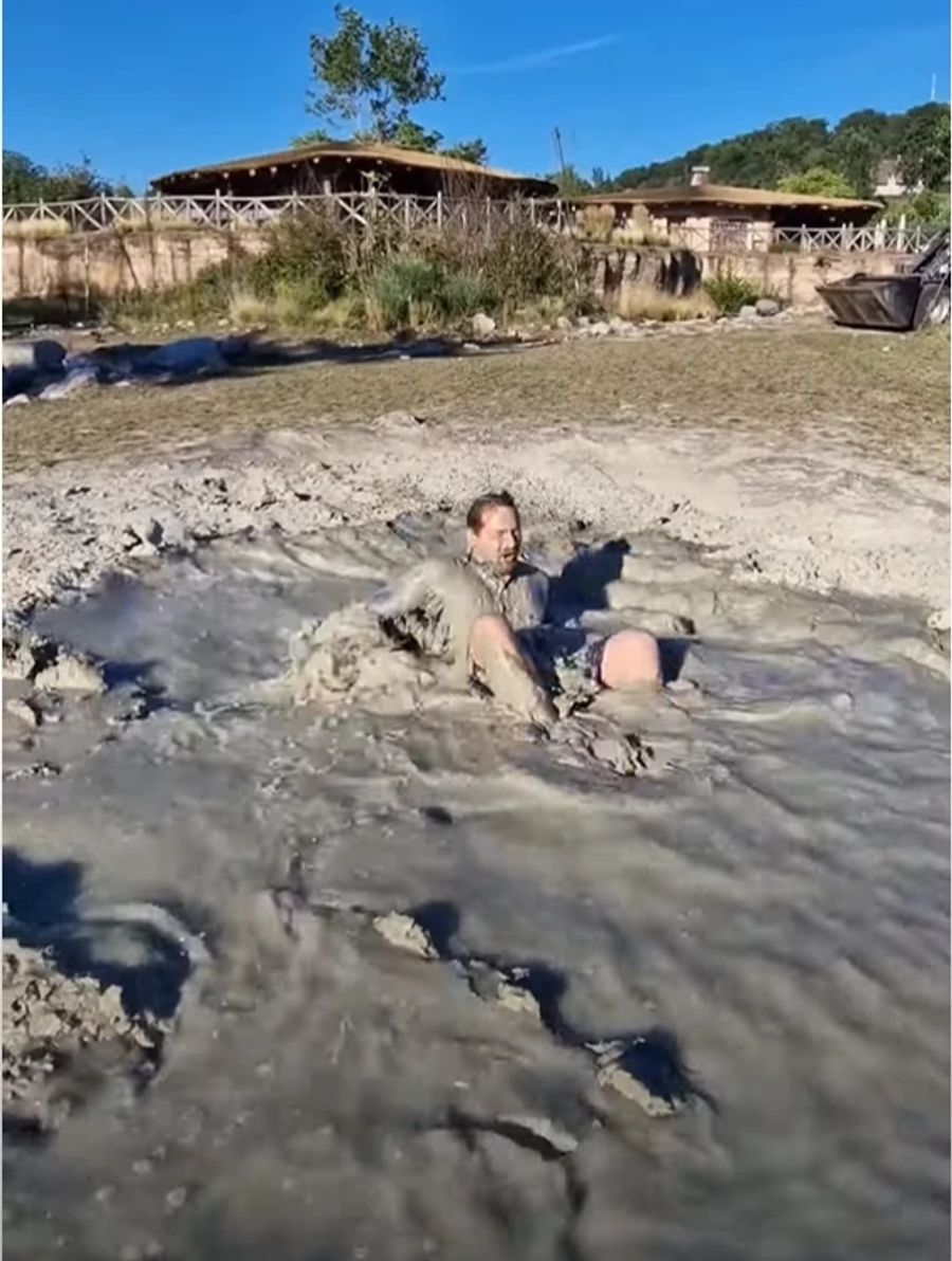 Dieser Mitarbeiter bevorzugt ein Schlammbad.