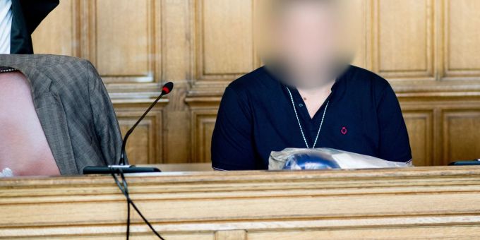 Der Angeklagte sitzt im Landgericht Bremen: Ihm wird vorgeworfen, seine Ehefrau im Februar in Bremerhaven betäubt und im Anschluss erwürgt zu haben. Der Angeklagte sitzt im Landgericht Bremen: Ihm wird vorgeworfen, seine Ehefrau im Februar in Bremerhaven betäubt und im Anschluss erwürgt zu haben.