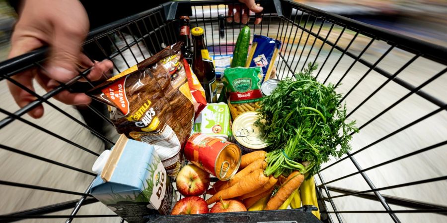 Beim Einkauf im Supermarkt lassen Kunden immer häufiger Markenartikel links liegen und greifen stattdessen zu den preisgünstigeren Eigenmarken der Handelsketten.