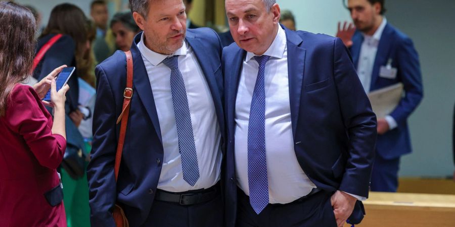 Bundeswirtschaftsminister Robert Habeck (l) trifft in Brüssel den tschechischen Industrie- und Handelsminister Jozef Sikela.