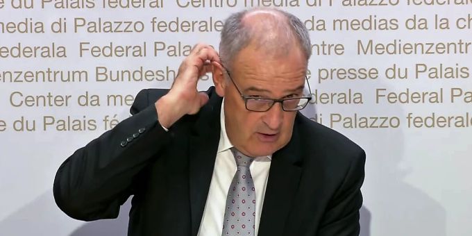 Guy Parmelin bei einer Pressekonferenz ukraine munition