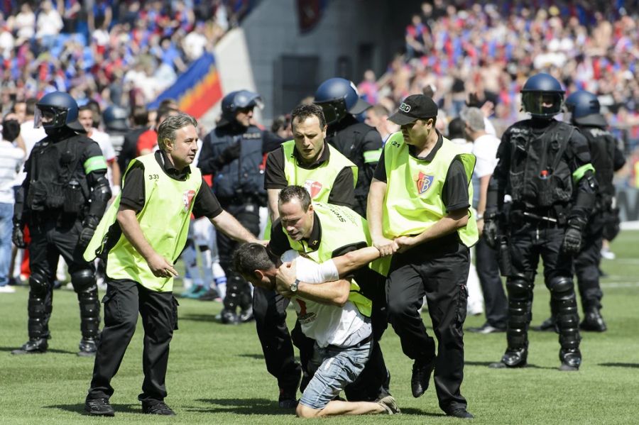 An den Spielen des FC Basel sorgt der Mann für die Sicherheit im St. Jakob-Park.