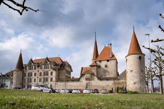 Architekturfreunde erfreuen sich an der Renaissance-Fassade des Schlosses, kleinere Ausflüglerinnen und Ausflügler am Spielplatz in unmittelbarer Nähe. sdf