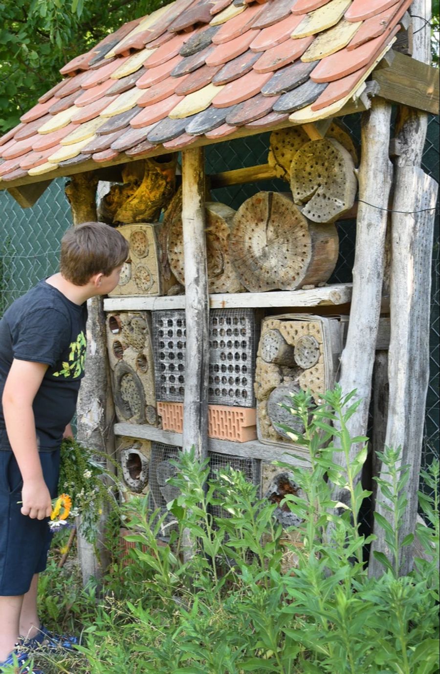 Auch ein Insektenhotel hilft der Vielfalt.