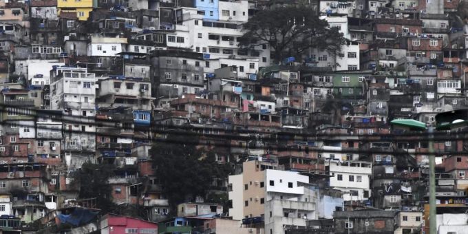 In einem armen Stadtteil von Rio de Janeiro soll ein Mann seine Frau und die beiden Söhne 17 Jahre lang wie Gefangene gehalten haben. (Symbolbild) In einem armen Stadtteil von Rio de Janeiro soll ein Mann seine Frau und die beiden Söhne 17 Jahre lang wie Gefangene gehalten haben. (Symbolbild)