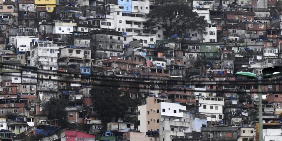 In einem armen Stadtteil von Rio de Janeiro soll ein Mann seine Frau und die beiden Söhne 17 Jahre lang wie Gefangene gehalten haben. (Symbolbild)