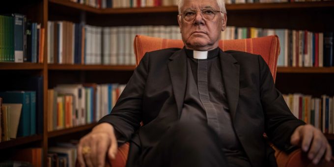 Der deutsche Kardinal Müller, Erzbischof und Kardinal der römisch-katholischen Kirche, sitzt in seinem Arbeitszimmer während eines Gespräches mit der Deutschen Presse Agentur (dpa). Der deutsche Kardinal Müller, Erzbischof und Kardinal der römisch-katholischen Kirche, sitzt in seinem Arbeitszimmer während eines Gespräches mit der Deutschen Presse Agentur (dpa).