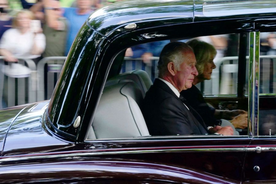 Grossbritanniens König Charles III. und Camilla kommen am Buckingham Palace an.