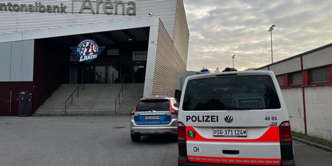 . Ein 13-jähriger Eishockeyspieler wurde in einem Zweikampf verletzt. rapperswil jona