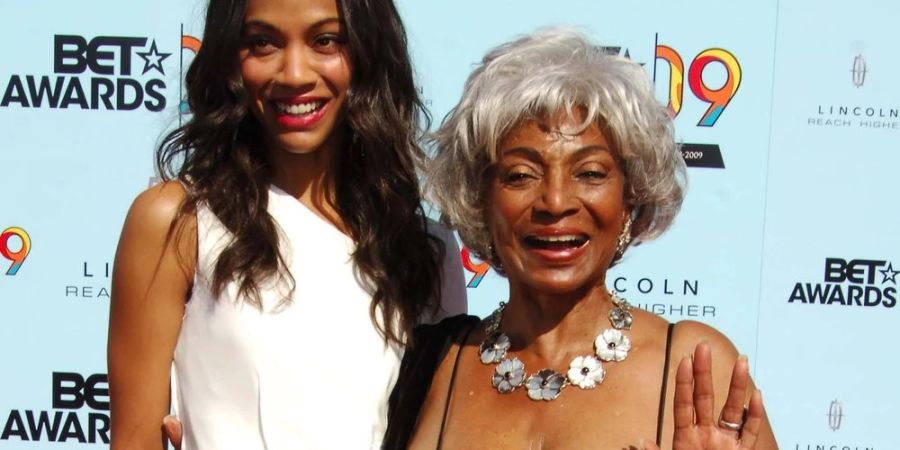 Zoe Saldana (l.) trauert um Nichelle Nichols.