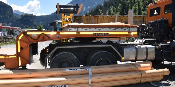 Arbeiter (49) durch herunterfallende Rohre verletzt.