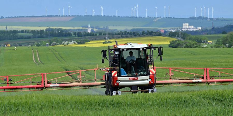 Auf einem Feld in Thüringen mit Wintergerste wird mit einer 30 Meter breiten, sogenannten selbstfahrenden Pflanzenschutzspritze ein Fungizid gesprüht.