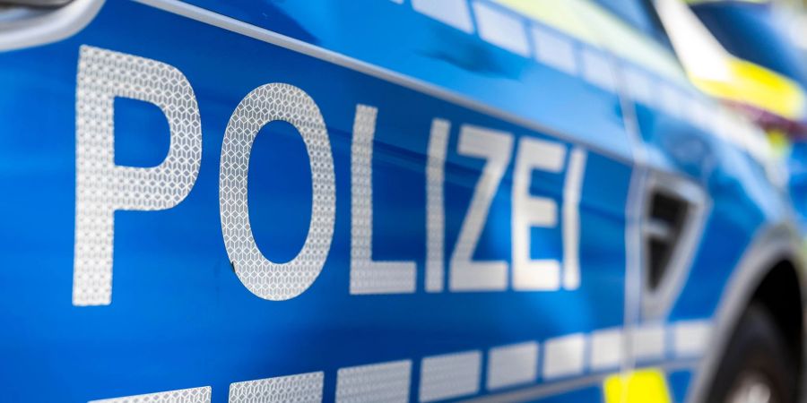 Ein Polizist in Kassel erkannte auf dem Heimweg vom Nachtdienst einen Verdächtigen (Symbolbild).