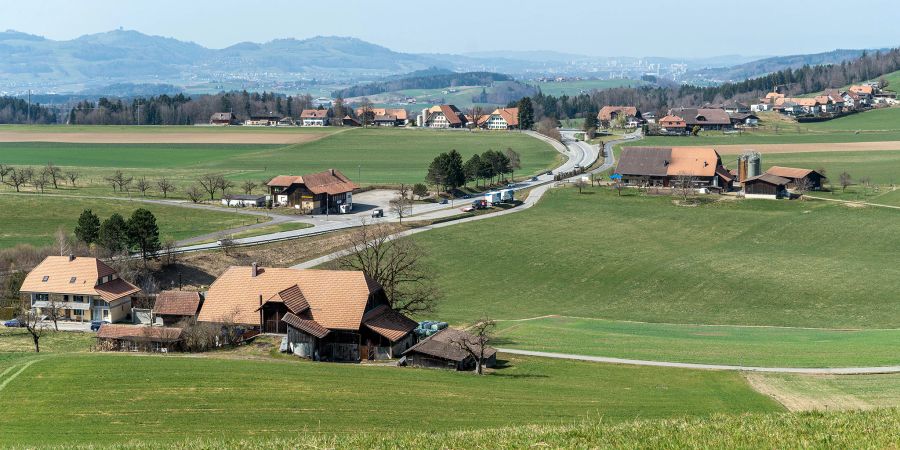 Blick in Richtung Bern und das Seeland, auf Schlosswil, Ried bei Worb und ganz hinten auf den Gurten und Bern.
