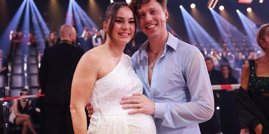 Die schwangere Profitänzerin Renata Lusin und ihr Mann Valentin Lusin Ende Februar in der RTL-Tanzshow „Let's Dance“.