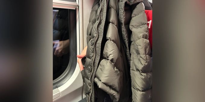 In einem Zug der SBB hat eine Diebesbande so versucht, gleich mehrere Senioren zu bestehlen. (Nachgestellte Szene) SBB