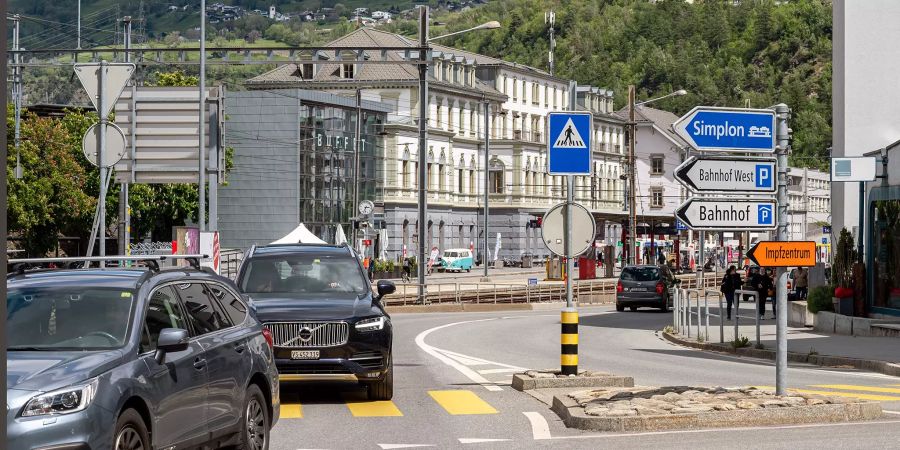 Wegweiser Autoverlad Simplon und Wegweiser zum Impfzentrum in Brig.