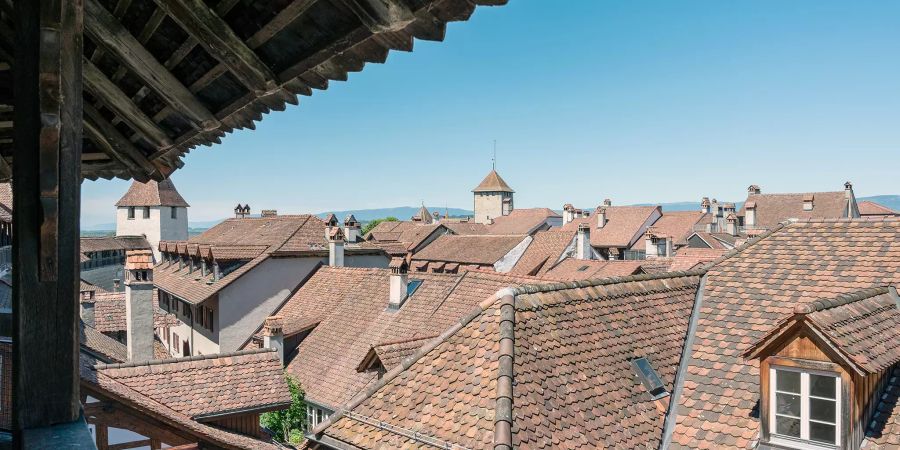 Blick von der mittelalterlichen Ringmauer auf die Dächer der Altstadt Murten.