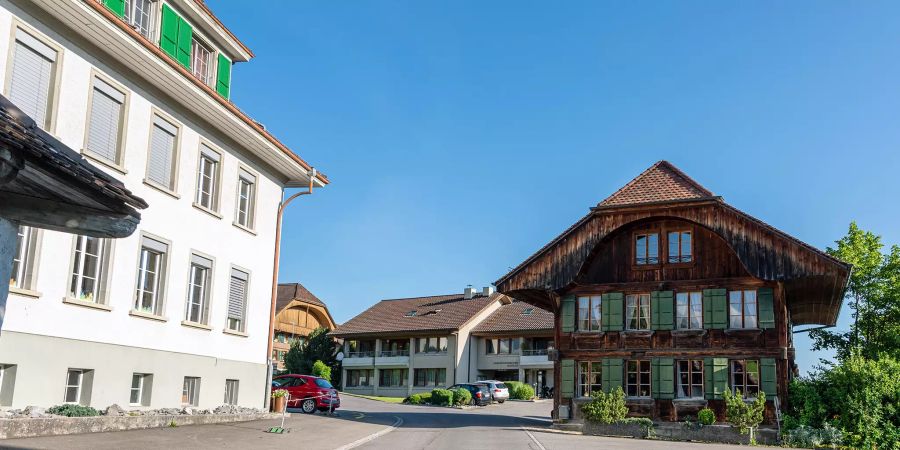 Blick auf das Gürbetal mit Belpberg in Richtung Belp und Bern von Gurzelen aus. In der Mitte das Dorf Burgistein (links) und das Industriegebiet (rechts).