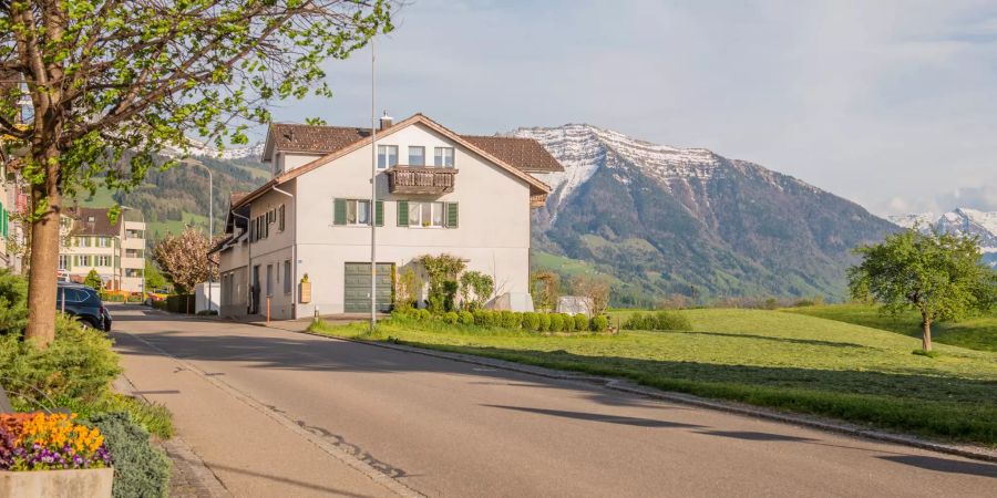 Ortsstrasse in Gommiswald im Kanton St.Gallen.