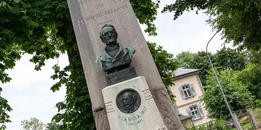 Denkmal an der Hauptstrasse von Nidau.