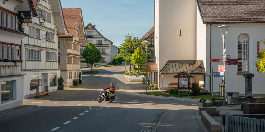 Hauptstrasse der Gemeinde Hemberg im Toggenburg im Kanton St. Gallen.