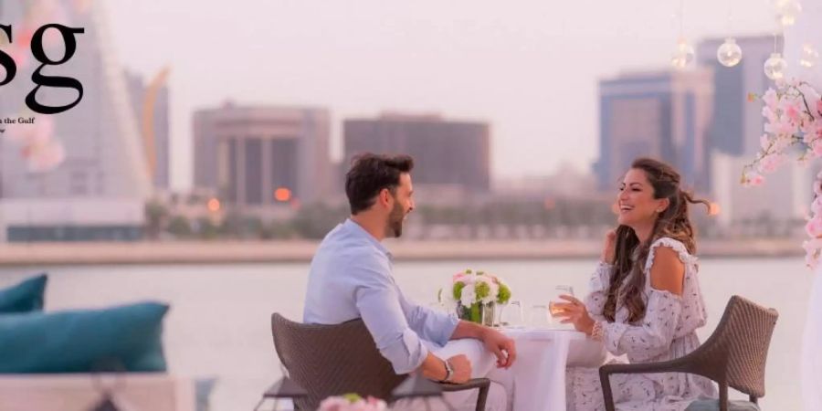 Eine Werbeaufnahme der Plattform JSG zeigt eine Frau und einen Mann beim Dating. JSG vermittelt jüdische Singles in Ländern wie den Vereinigten Arabischen Emiraten, Bahrain und Katar. Foto: -/Association of Gulf Jewish Communities/dpa