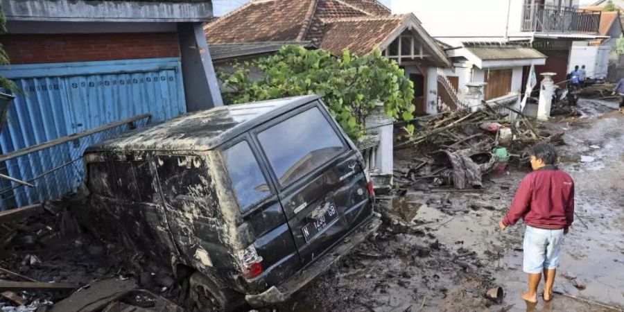 Nach schweren Regenfällen haben Sturzfluten in Indonesien Zerstörungen hinterlassen und mindestens fünf Menschen in den Tod gerissen. Foto: Trisnadi/AP/dpa