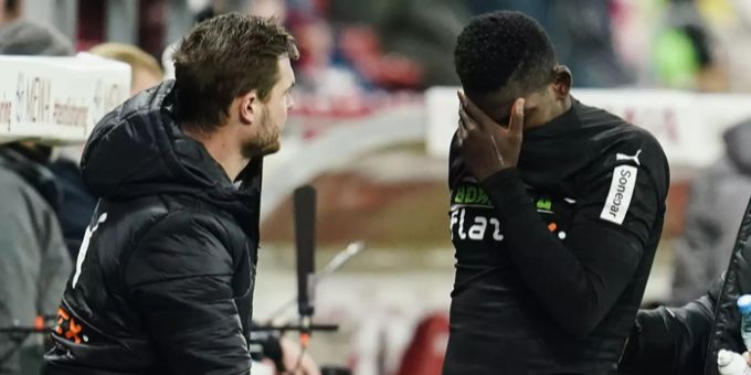 Breel Embolo verlässt das Spielfeld verletzt. Breel Embolo