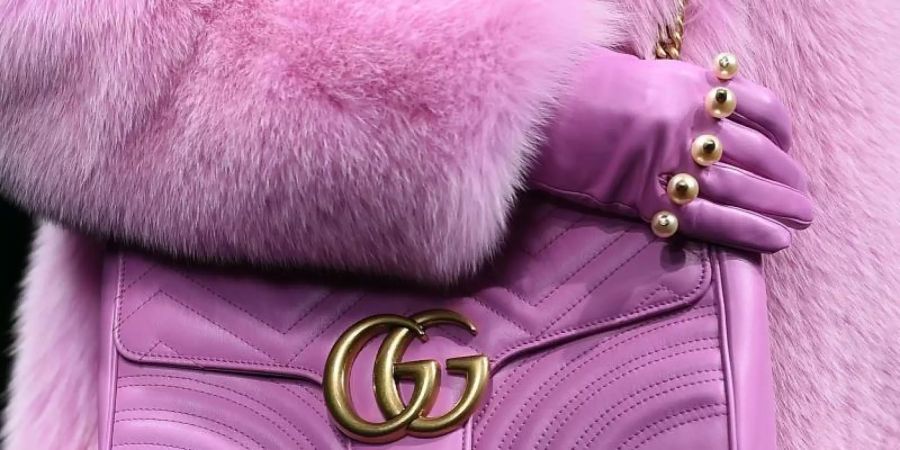 Vor 100 Jahren gründete Guccio Gucci in Florenz ein Lederwarengeschäft. Heute ist die Gucci-Handtasche ein weitverbreitetes Statussymbol. Foto: Daniel Dal Zennaro/ANSA/epa/dpa