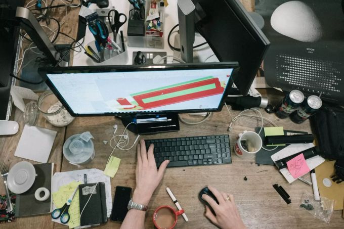 Gutes Zeitmanagement erleichtert den Alltag. Computer und Schreibtisch