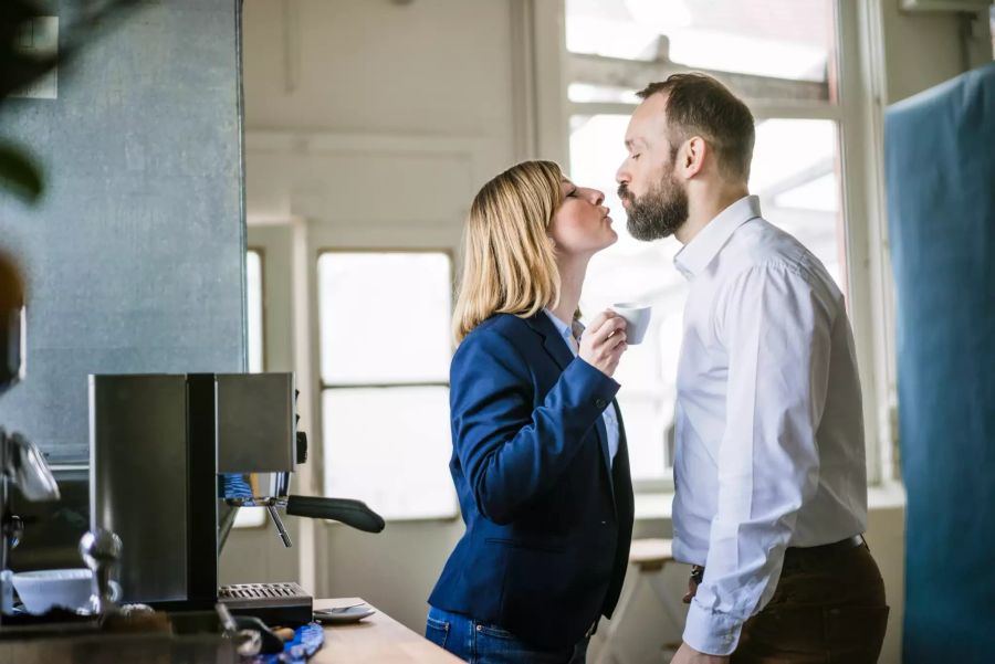 Büro Frau Mann Küsschen