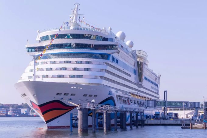 Nach Verzögerungen sticht die «Aida Cosmo» voraussichtlich Ende Februar in See. Kreuzfahrtschiff Hafen Anlegestelle