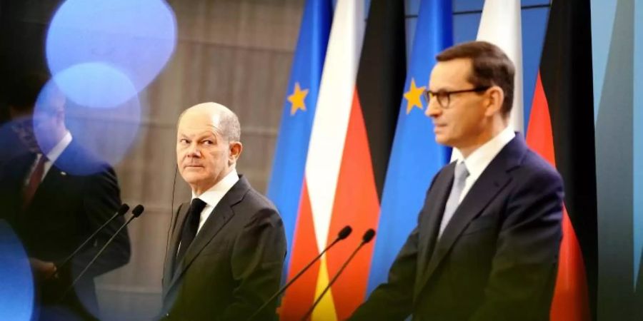 Bundeskanzler Olaf Scholz und der polnische Ministerpräsident Mateusz Morawiecki geben nach ihrem Gespräch eine Pressekonferenz. Foto: Kay Nietfeld/dpa
