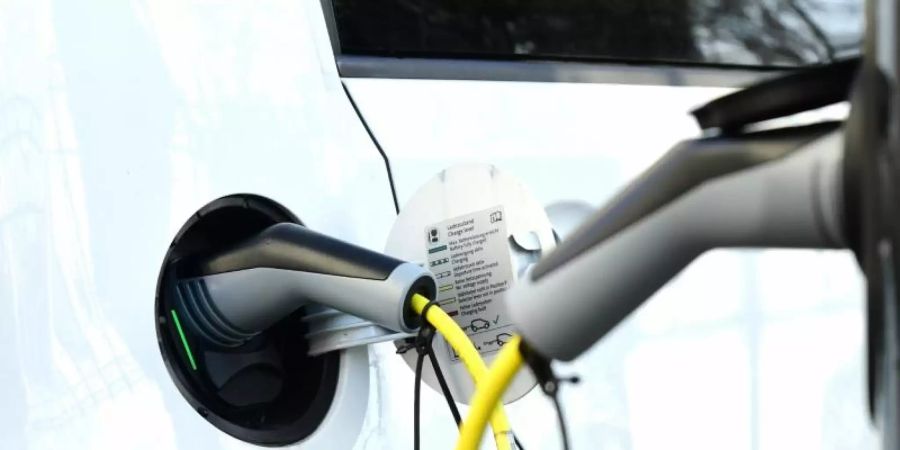 In Deutschland sind im Schnitt 1,1 Prozent der gemeldeten Pkw E-Autos. Der Anteil hat zuletzt deutlich zugenommen. Foto: Ian West/PA Wire/dpa/Symbolbild