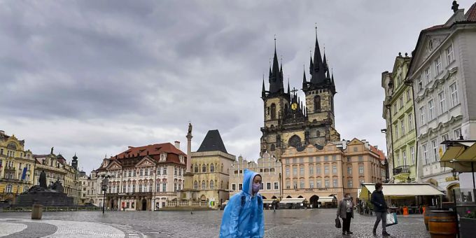 ARCHIV - Eine Frau geht bei Regen durch die fast menschenleere Altstadt. (Archivbild) Foto: VÌt ?im·nek/CTK/dpa ARCHIV - Eine Frau geht bei Regen durch die fast menschenleere Altstadt. (Archivbild) Foto: VÌt ?im·nek/CTK/dpa