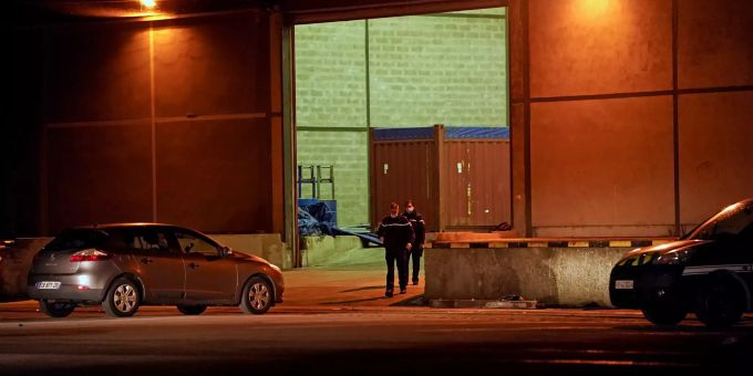 Die Leichen der toten Migranten sollen zunächst in dieses Lagerhaus in Calais transportiert worden sein. Migrants drown in English Channel