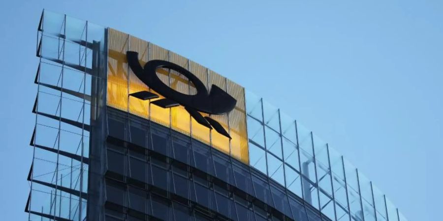 Die Deutsche Post will ihre Preise für Briefsendungen erhöhen. Für einen Standardbrief sollen künftig 85 Cent fällig werden. Foto: Oliver Berg/dpa