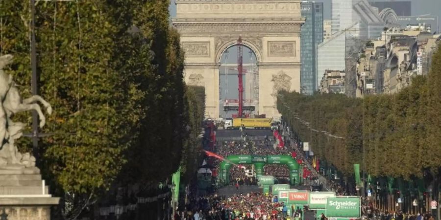 In Paris am Start waren rund 35.000 Läuferinnen und Läufer. Foto: Christophe Ena/AP/dpa