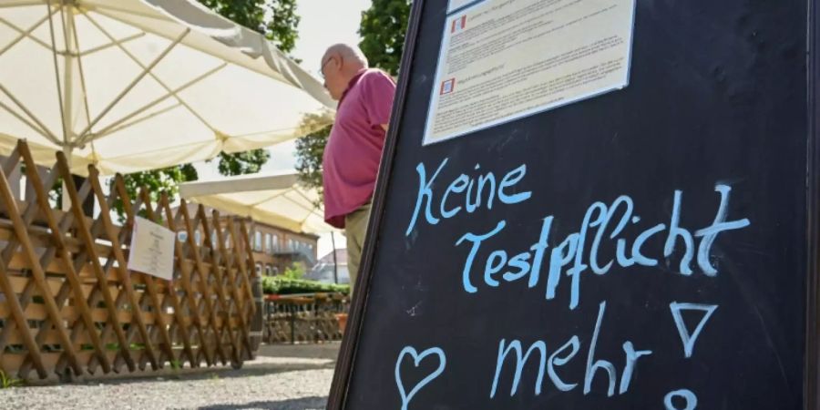 Hinweistafel an einem Biergarten